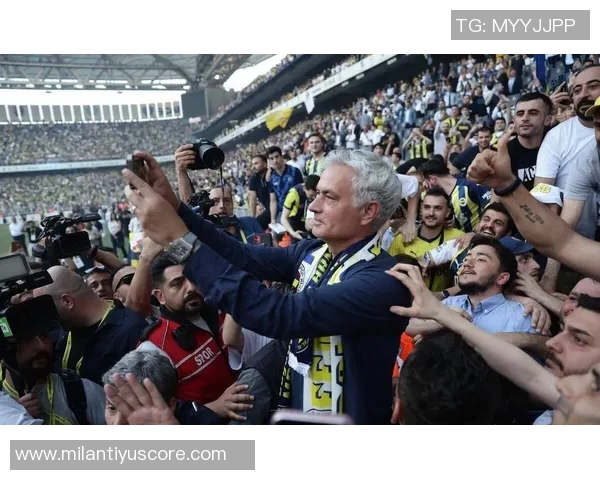 弗里克手握加维球衣与西超杯奖杯合影球员现场观战决赛引关注 弗里克手握加维球衣与西超杯奖杯合影球员现场观战决赛引关注